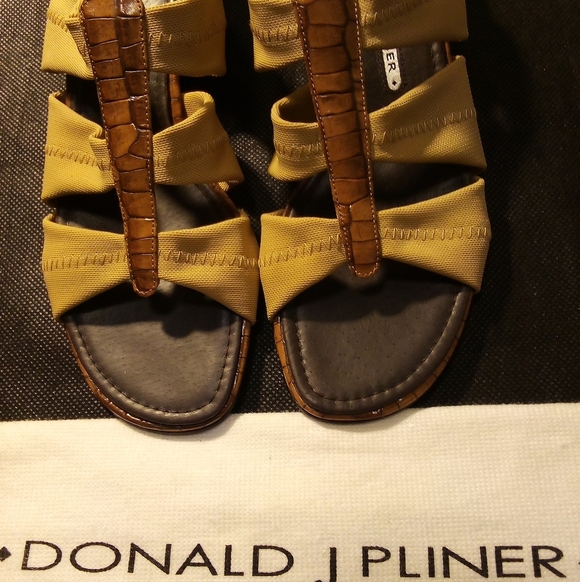 Donald J. Pliner - NWT- Open Toe Wedge, 3 Fabric Straps For Comfort, Size 7... - Picture 8 of 12